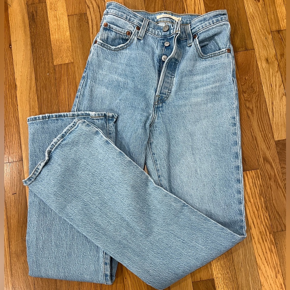 Flare ribcage Levis in light wash